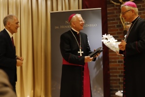 arcybiskup marek jędraszewski przyjmuje nagrodę